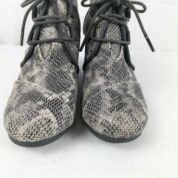 Toms Kala Wedge Bootie Women Size 7.5 Gray Faux Snakeskin Lace Up Ankle Boots - Picture 3 of 10